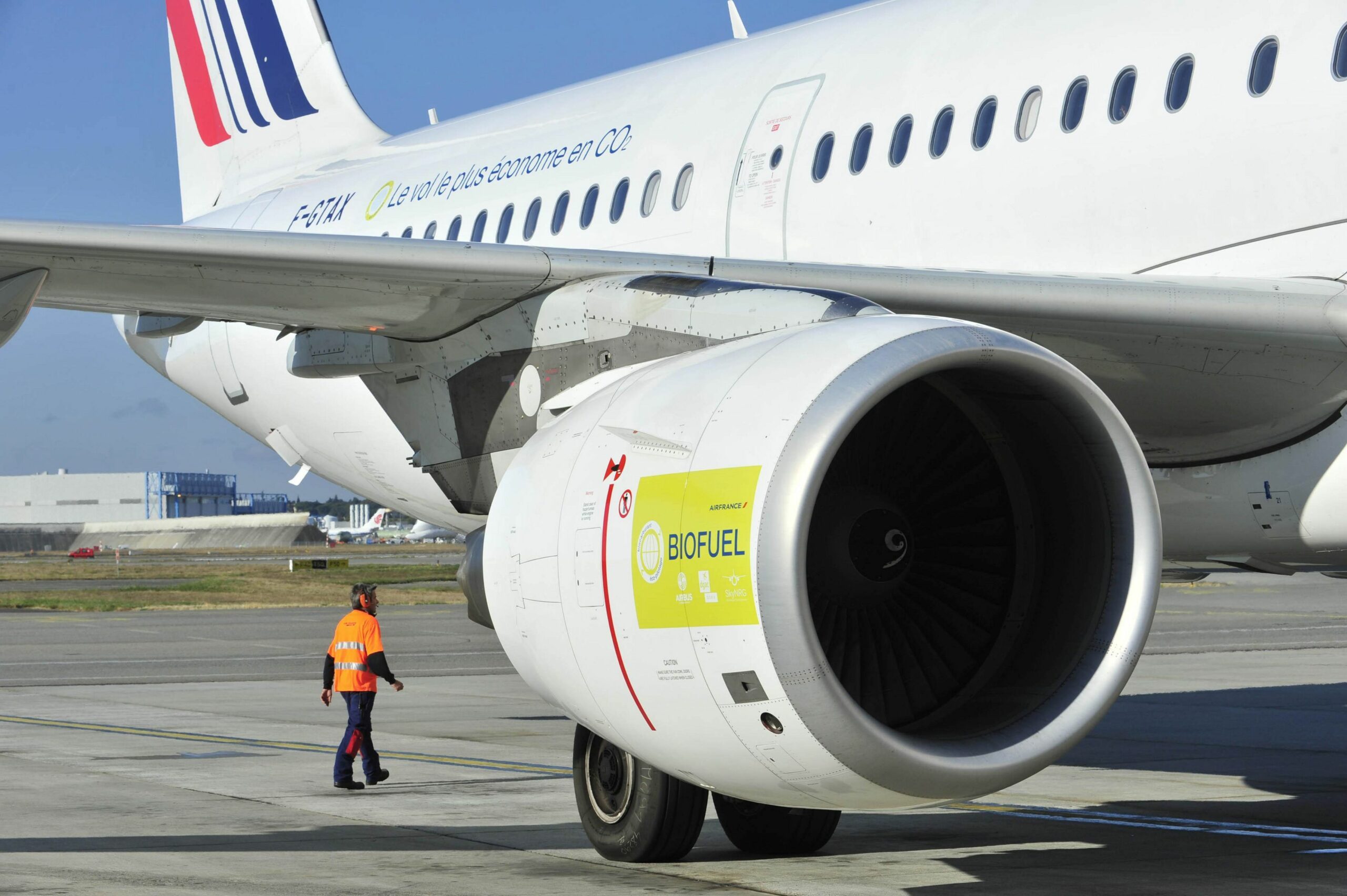 Photo « A350-900_Singapore Airlines biofuel flight preparation » © AIRFRANCE